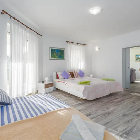 Natasa Apartman *